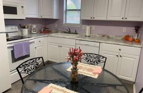 Lawrence House | Clean, Cute & Cozy, 2bd duplex: Iris's Place!