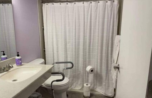Lawrence House | Clean, Cute & Cozy, 2bd duplex: Iris's Place!