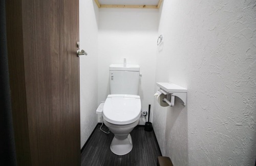 Ikuno House | 64 sqm Renovated Home 5 Minutes from Kitatatsumi Station Direct Access to Namba Kuromon Market - LIVING TERRACE HOUSE / Osaka Ōsaka