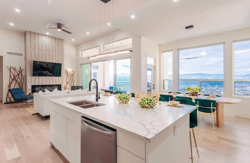 Black Mountain House | Vineyard viewpoint: 4 bedroom 2 bathroom modern home with panoramic views!
