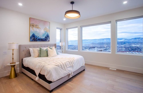 Black Mountain House | Vineyard viewpoint: 4 bedroom 2 bathroom modern home with panoramic views!