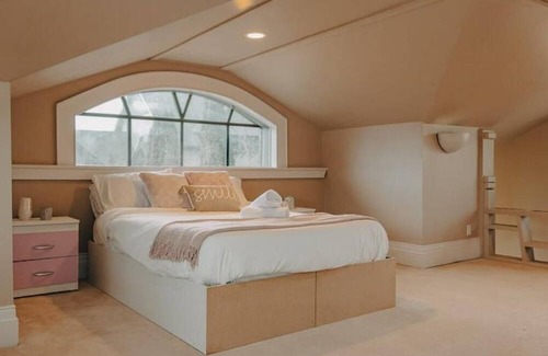 Georgina House | Waterfront Paradise Isle Retreat w/ Hot Tub!