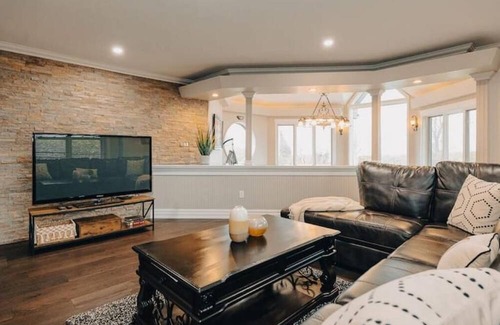 Georgina House | Waterfront Paradise Isle Retreat w/ Hot Tub!
