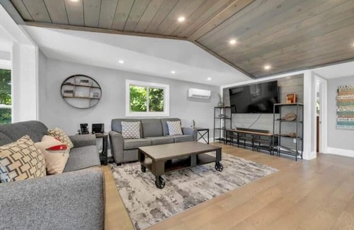 Centre Hastings Cottage | The Lakeview