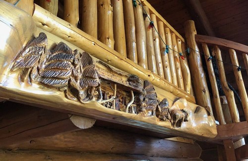 Eugene House | Spectacular log lodge on 5 acres of parkland 10 minutes from Eugene town