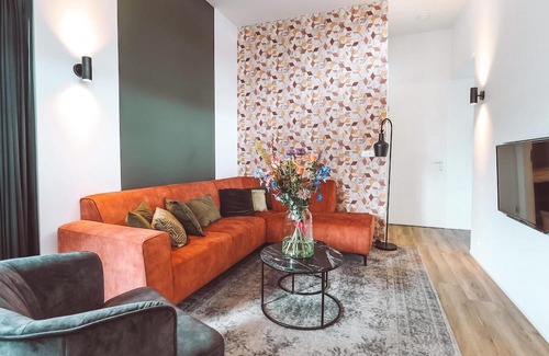 Elst House | These Eco-Lodges are equipped for 12 people and have one hot tub. From your own terrace, you can therefore completely relax and enjoy your own wellness moment!