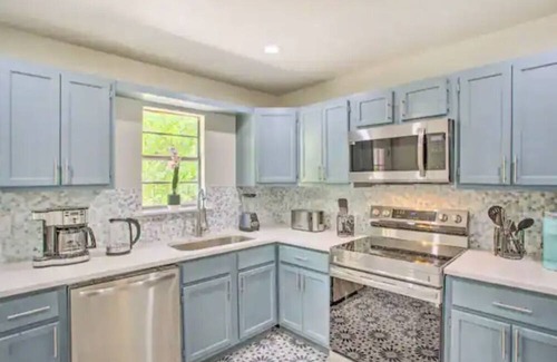 Quinlan House | Your Dream Getaway by the Water's Edge