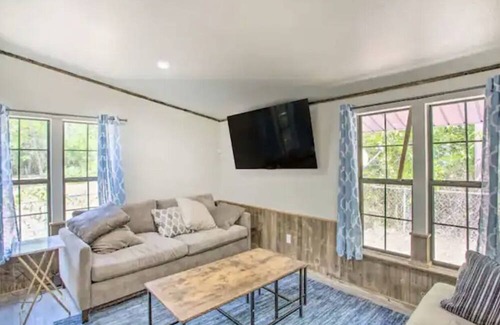 Quinlan House | Your Dream Getaway by the Water's Edge