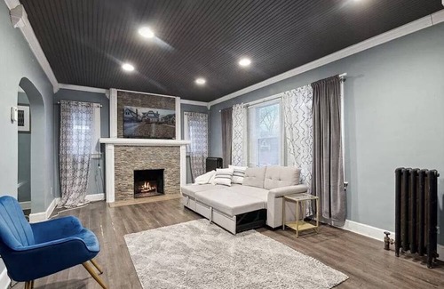 Grosse Pointe House | Large Modern Chic Detroit Getaway