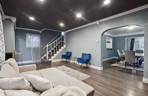 Grosse Pointe House | Large Modern Chic Detroit Getaway