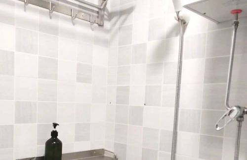 Ferry Point Apartment | Full apartment only 15 minutes bus to HKU with lift & security