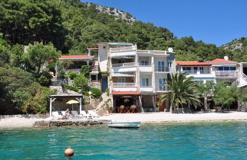 Bogomolje Apartment | Apartment Hidden gem - beachfront: SA6 Mima (2+1) - Bogomolje, Island Hvar, Croatia