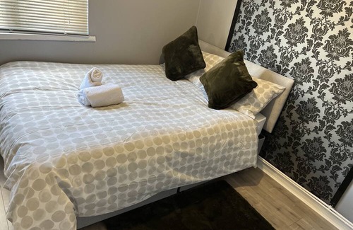 Vange House | Beautiful 3-Double Bedroom House in Basildon Essex