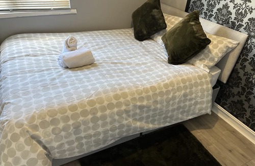 Vange House | Beautiful 3-Double Bedroom House in Basildon Essex