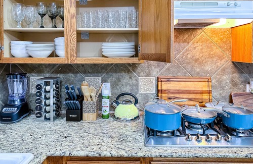 Teravista House | Charming Retreat with Style & Comfort, Relax with Shiatsu Massage chair