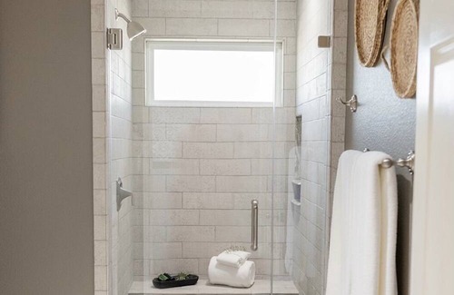 Montgomery Cottage | Cozy Home in Montgomery Near Wedding Venues