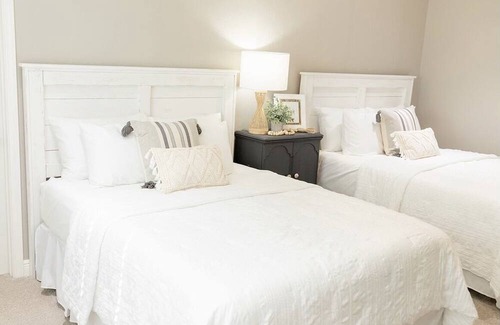 Montgomery Cottage | Cozy Home in Montgomery Near Wedding Venues