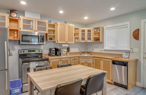 Port Alberni House | The Bear Guest House: Charming 1 bedroom house with private patio!