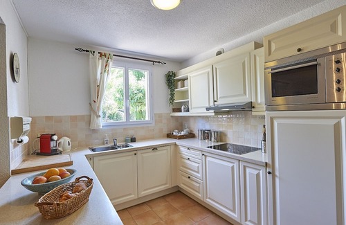Nans-les-Pins Villa | Villa with dishwasher, in green surroundings