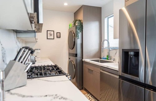 NoHo Arts District Apartment | COZY URBAN RETREAT: NEWLY REMODELED 1BR NOHO APARTMENT w/FENCED PATIO (p60)