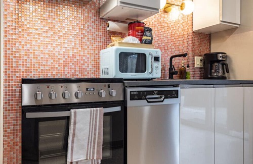 White Center House | Basement Apartment w/Hot Tub & Bombshelter!