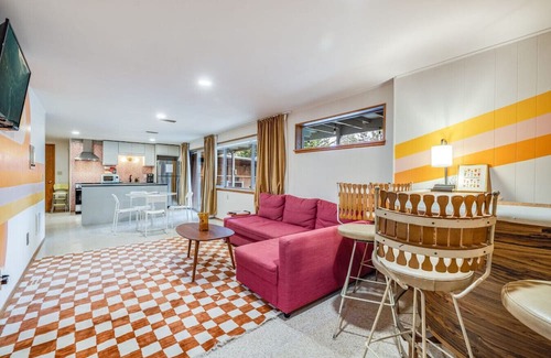 White Center House | Basement Apartment w/Hot Tub & Bombshelter!
