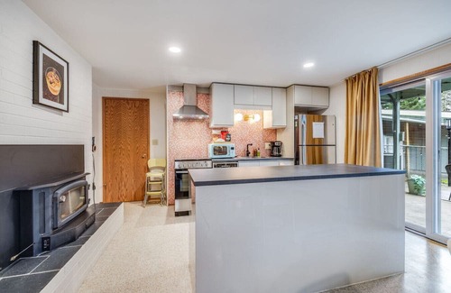 White Center House | Basement Apartment w/Hot Tub & Bombshelter!