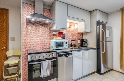 White Center House | Basement Apartment w/Hot Tub & Bombshelter!