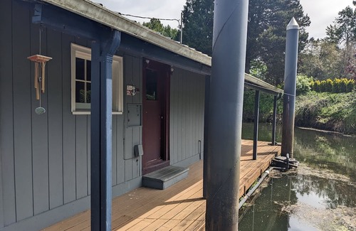 Longview Boat Rental | Nifty 50's vintage float home