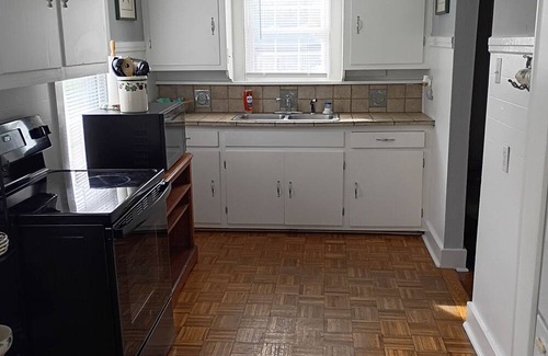 Bowling Green House | Charming 2-bedroom house in delightful Bowling Green. Minutes away from WKU.