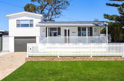 Callala Beach House | Barronstown - Pet Friendly with Fire Pit