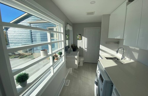 Chelsea House | House by the Lake in natural setting in Chelsea