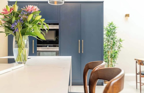 Thamesfield House | Designer 6-Bed Putney Home with AC