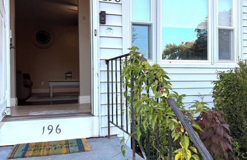 Silver Lane House | Spacious 4-Bedroom Home for Groups & Families — Minutes from Hartford