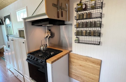 Stephens City Cabin | Luxury tiny home farm stay on historic property with hot tub in Stephens City