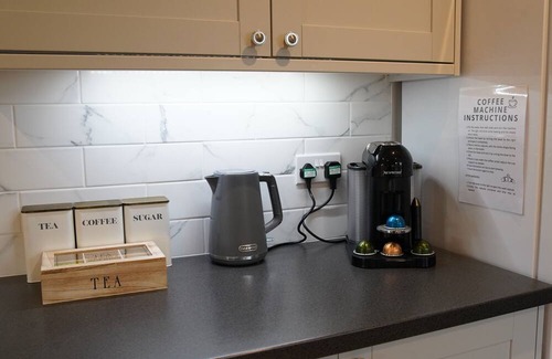 Wraysbury Apartment | Cosy 2 Bed Maisonette near Heathrow & Windsor