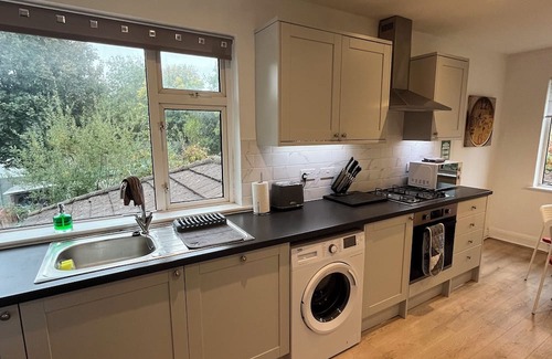 Wraysbury Apartment | Cosy 2 Bed Maisonette near Heathrow & Windsor