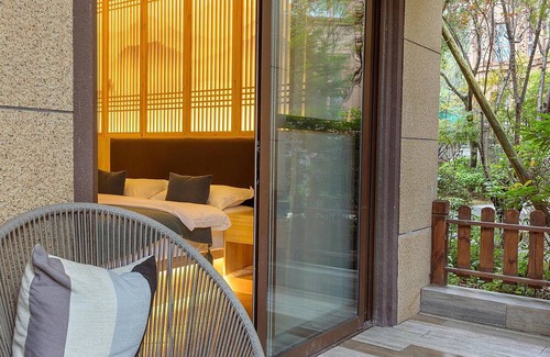 Emeishan House | Heinemann Hotel courtyard or terrace king room B208— with a jacuzzi and a local