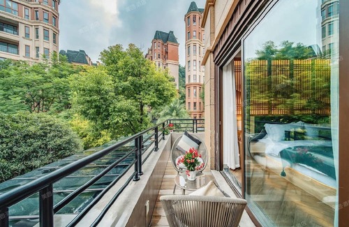 Emeishan House | Heinemann Hotel courtyard or terrace king room B208— with a jacuzzi and a local