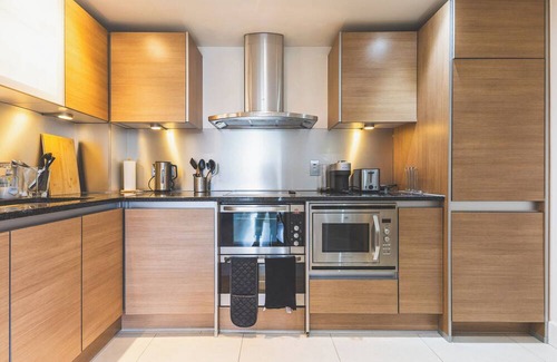 Syon Apartment | Elegant 2 BDR 2 Bath Apartment with Canal Views