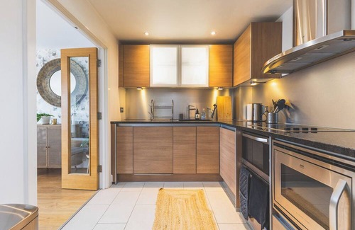 Syon Apartment | Elegant 2 BDR 2 Bath Apartment with Canal Views