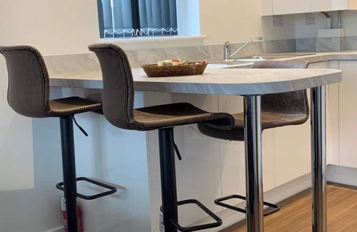 West Thurrock Apartment | 2 Bed Flat- Direct Links to Central London