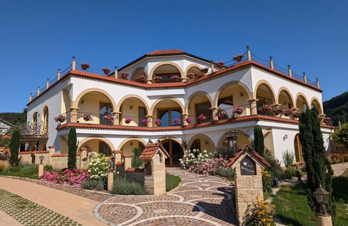 Weissenstein Apartment | Apartment in A Hotel 'Einhorn' with Mountain View, Shared Terrace and Wi-Fi