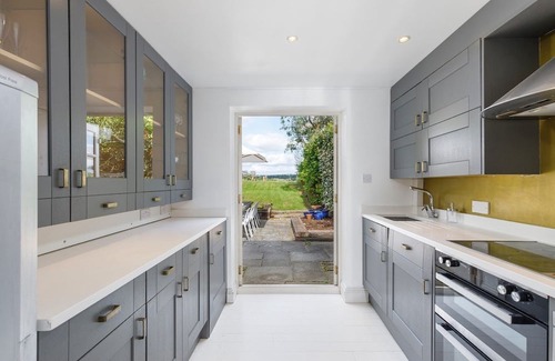 Pulborough Cottage | Courtyard Cottage, Pulborough - sleeps 5 guests in 3 bedrooms