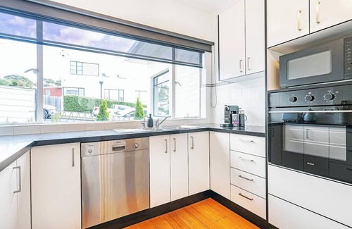 West Hobart House | 1950 Serenity Classic Hobart Escape near CBD