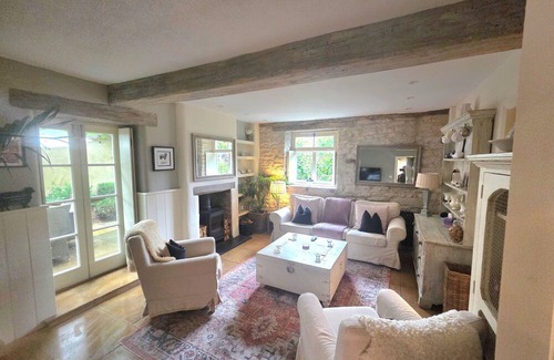 Witney Cottage | Charming Cotswold Stone 3 Bed Cottage in Centre of Witney with Free Parking