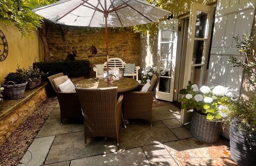 Witney Cottage | Charming Cotswold Stone 3 Bed Cottage in Centre of Witney with Free Parking