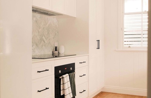 Milton House | Heart of Milton, walk to Suncorp Stadium, Rosalie, 4b2b AC