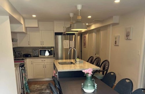 Vaughan House | 4 Bdrm apt 25 minute to downtown Toronto UnionStation driving takes over an hour