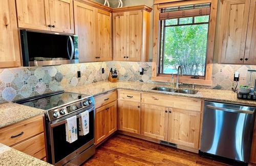 Powell Butte Cabin | Cabin 110 at Brasada Ranch: 3 Master Bd, 3.5Ba, Golf Course Views & Hot Tub!